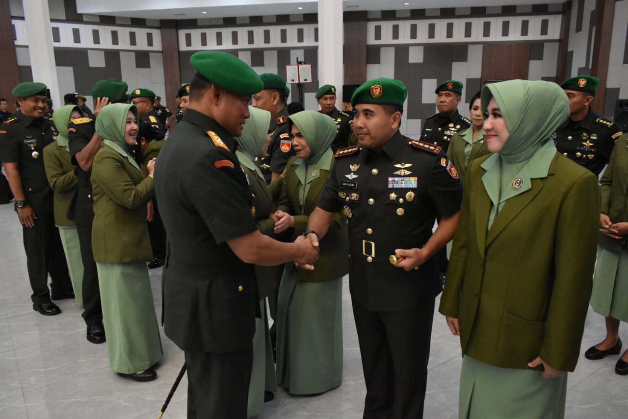 Pangdam IV/Diponegoro memimpin sertijab sejumlah pejabat utama Kodam IV/Diponegoro