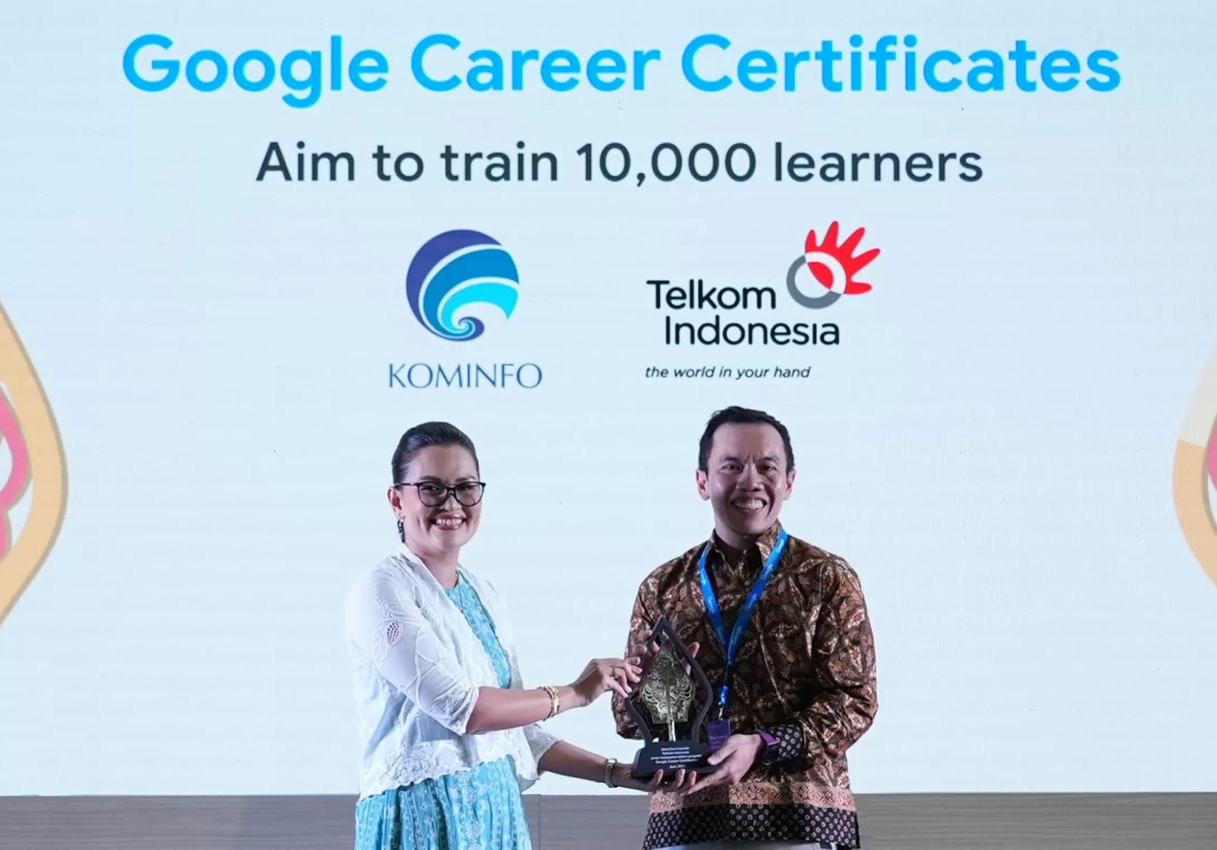 Google-dan-Telkom-bekerja-sama-mempercepat-transformasi-digital-di-Indonesia-dengan-menyediakan-5000-beasiswa-Google-Career-Certificates-94968669