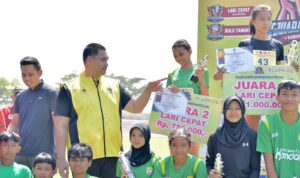 1004Raih-Juara-II-Lari-Cepat-60-Meter--Senangnya-Peserta-Tarkam-di-Kendal-As-Syfa-Chelsea-Aprilia-Dibelikan-Sepatu-Menpora-Dito