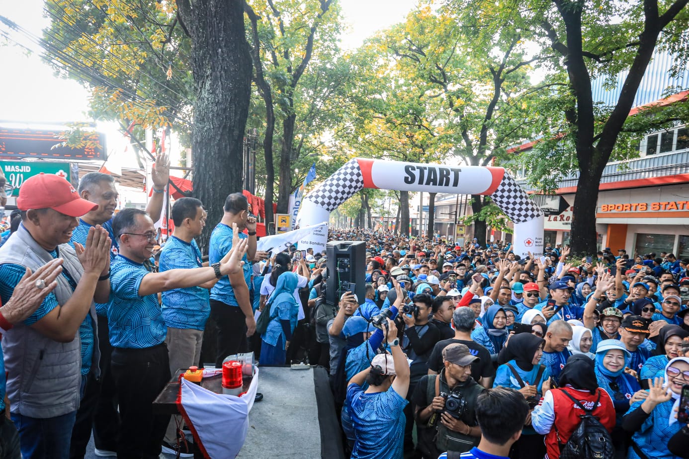 172758130560-peringati-hari-donor-darah-sedunia-ribuan-warga-ikuti-gerak-jalan-sehat-dan-donor-darah-massal