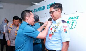 Danlanud Sultan Hasanuddin Terima Brevet Kehormatan Kesehatan Penyelaman