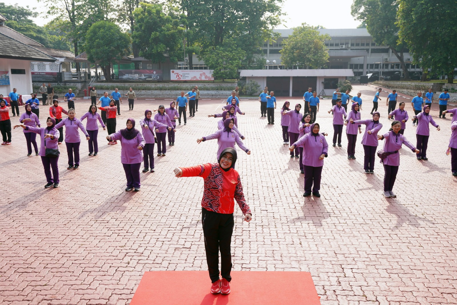 Ketum IKKT PWA Olahraga Bersama Pengurus Pusat IKKT di Akademi TNI