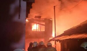 gerak-cepat-65-personel-gulkarmat-jaksel-padamkan-kebakaran-di-cilandak-241022232535