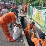 Babinsa Penggilingan Bersama PPSU Bersihkan Sampah di Saluran Air