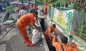 WhatsApp Image 2024-12-10 at 12.20.45 Babinsa Penggilingan Bersama PPSU Bersihkan Sampah di Saluran Air