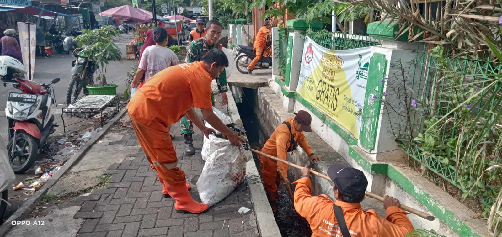 WhatsApp Image 2024-12-10 at 12.20.45 Babinsa Penggilingan Bersama PPSU Bersihkan Sampah di Saluran Air