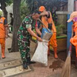Babinsa Koramil 06/Cakung Gelar Karya Bhakti Bersihkan Trotoar dan Saluran Air