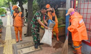 WhatsApp Image 2024-12-20 at 13.43.00 Babinsa Koramil 06/Cakung Gelar Karya Bhakti Bersihkan Trotoar dan Saluran Air
