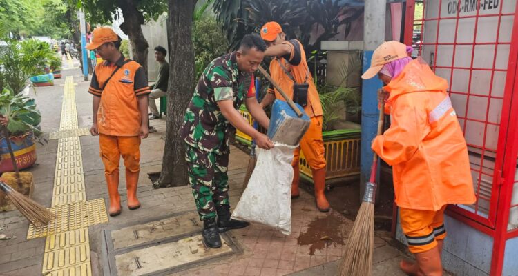 Babinsa Koramil 06/Cakung Gelar Karya Bhakti Bersihkan Trotoar dan Saluran Air