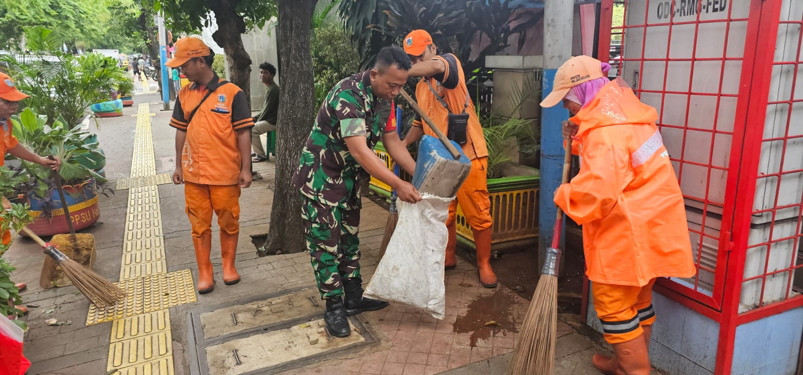 Babinsa Koramil 06/Cakung Gelar Karya Bhakti Bersihkan Trotoar dan Saluran Air