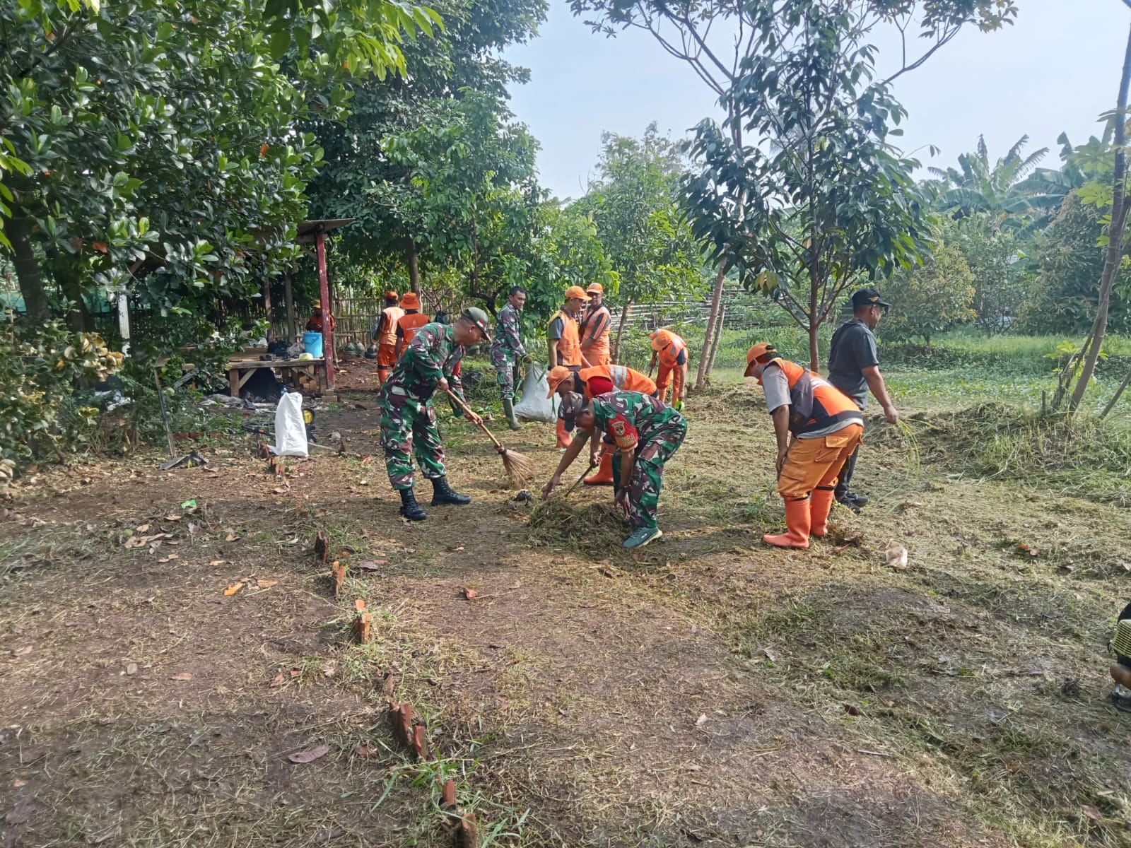 Karya Bhakti Koramil 07/Cipayung Antisipasi Banjir,Pembersihan Waduk Setu