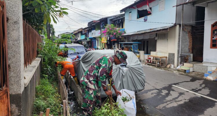 Koramil 02/Matraman Gelar Karya Bhakti Antisipasi Banjir di Kebon Manggis