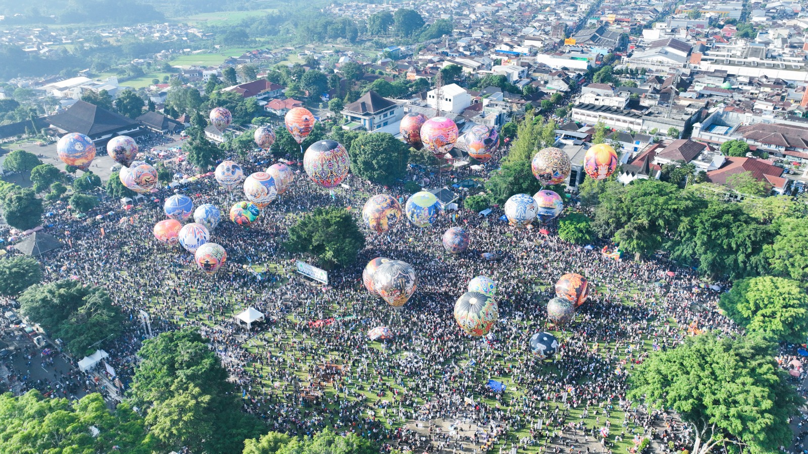 Puluhan Balon Udara di Langit Wonosobo Terbang Meriah Bersama Pasokan Listrik PLN yang Andal