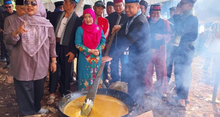 Ngaduk Dodol: Upaya Pelestarian Budaya dan Tradisi di Depok