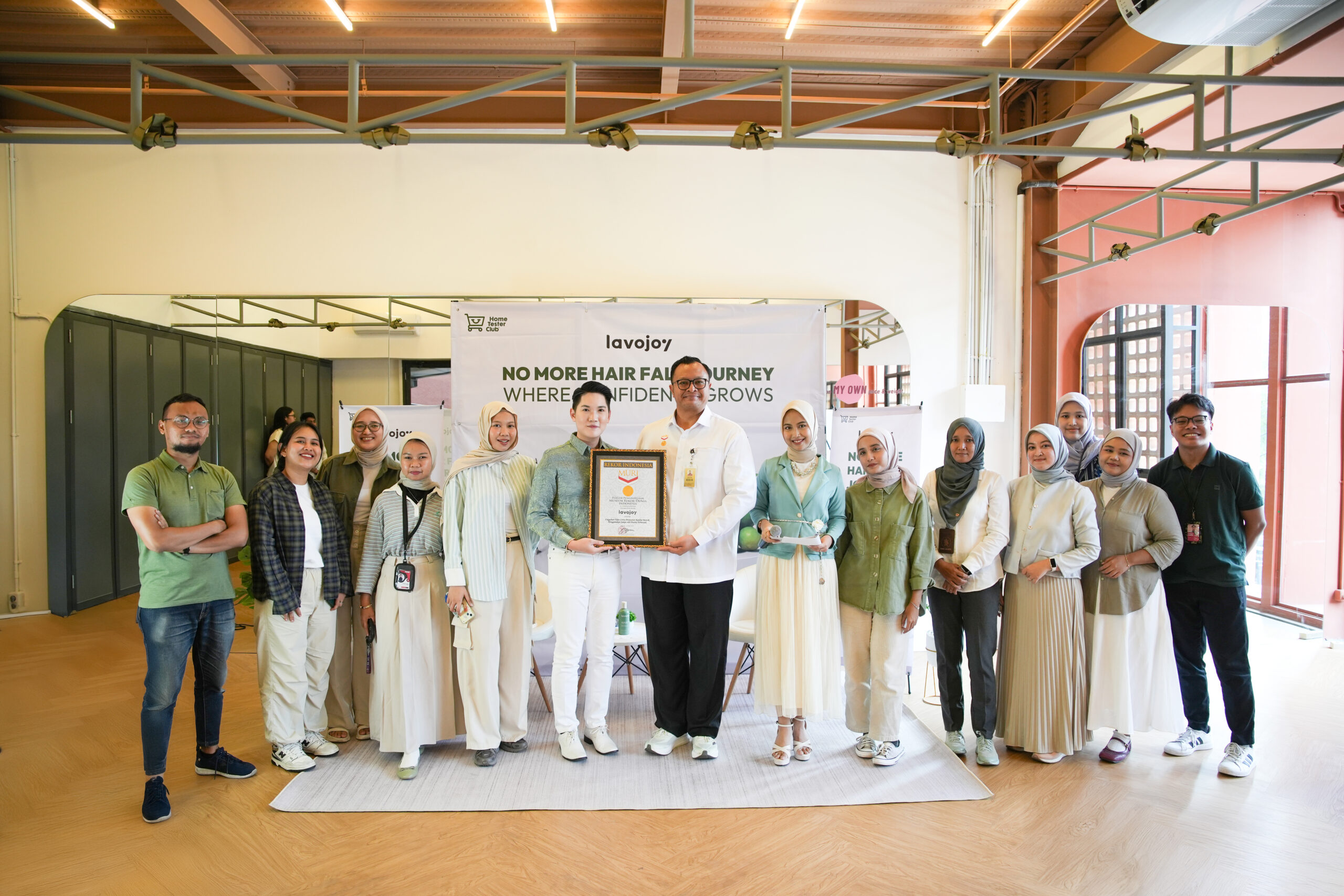Photo 7 - Foto bersama - 122 lavojoy Capai Rekor MURI Berkat Partisipasi Ribuan Pengguna Shampo Anti Rontok
