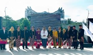 foto ikn pinkan (Revisian) Ketua Umum Pinkan Indonesia, Ny. Penny Iriana Marsetio (tengah) bersama para pengurus DPC Pingkan Balikpapan pada pelantikan pengurus DPC Pinkan Balikpapan di IKN, Sabtu (19/7/2025). Foto: Dialoguejakarta.com/IS