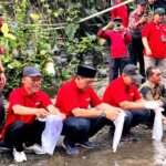 Wali Kota Yogyakarta, Hasto Wardoyo (kedua kanan) bersama masyarakat, melepas ikan di Sungai Code, Selasa (26/8/2025) di kampung Wisata Code, Jetis, Yogyakarta. Foto: dialoguejakarta.com/Wien/Ist