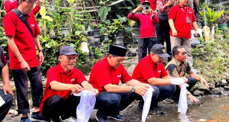 Wali Kota Yogyakarta, Hasto Wardoyo (kedua kanan) bersama masyarakat, melepas ikan di Sungai Code, Selasa (26/8/2025) di kampung Wisata Code, Jetis, Yogyakarta. Foto: dialoguejakarta.com/Wien/Ist