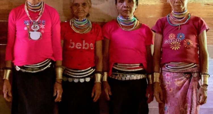 Perempuan suku Dayak Bidayuh di Kalimantan Barat yang masih menggunakan tradisi Bahtuk. Foto: dialoguejakarta.com/M. Adi Saputra. Perempuan suku Dayak Bidayuh di Kalimantan Barat yang masih menggunakan tradisi Bahtuk. Foto: dialoguejakarta.com/M. Adi Saputra.