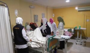 048199800_1470987659-20160812-Jemaah_Haji_Dirawat