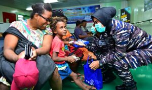 Ratusan Warga Vanuatu Datangi KRI WSH-991, Manfaatkan Pengobatan Gratis