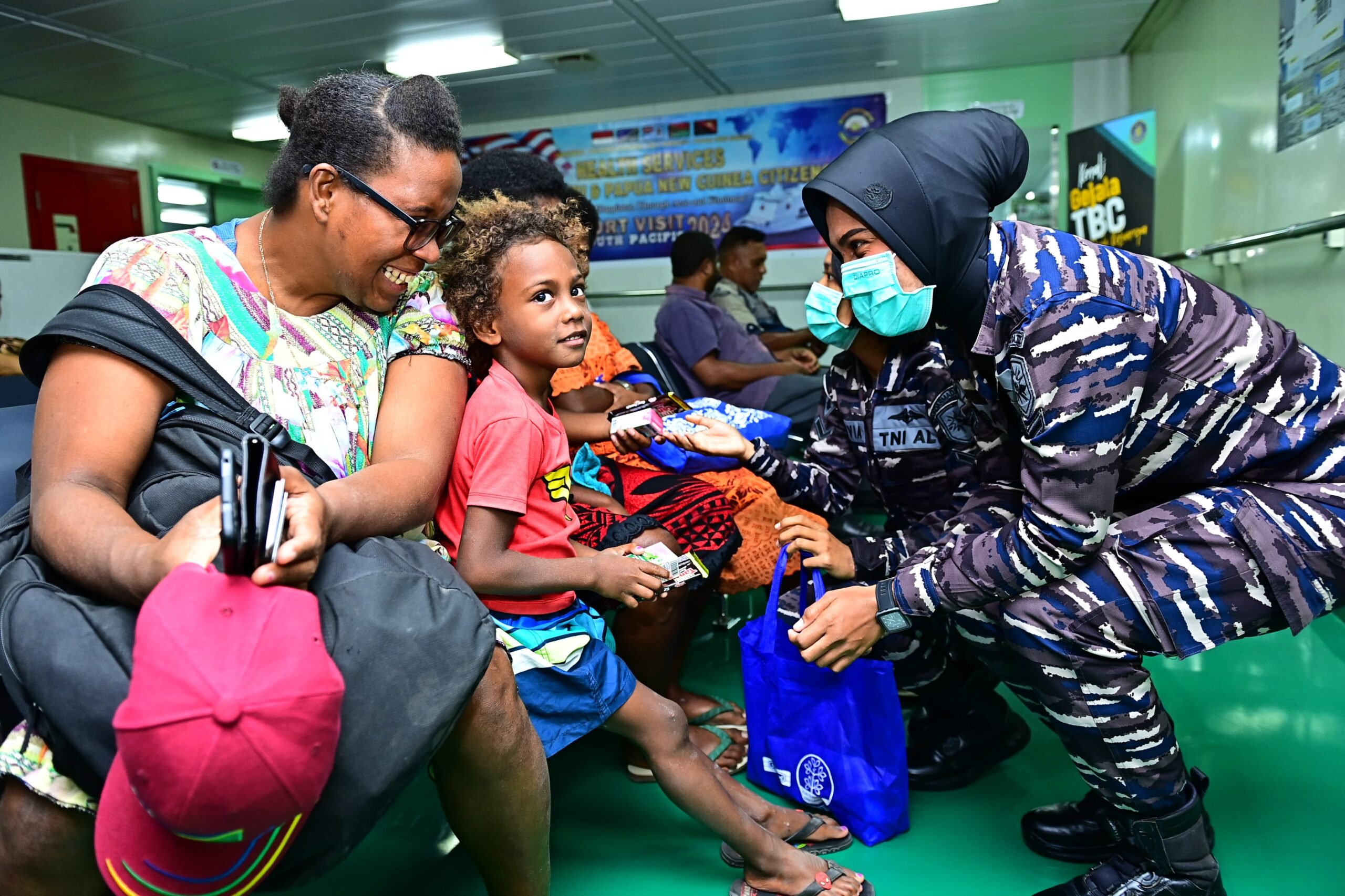 Ratusan Warga Vanuatu Datangi KRI WSH-991, Manfaatkan Pengobatan Gratis