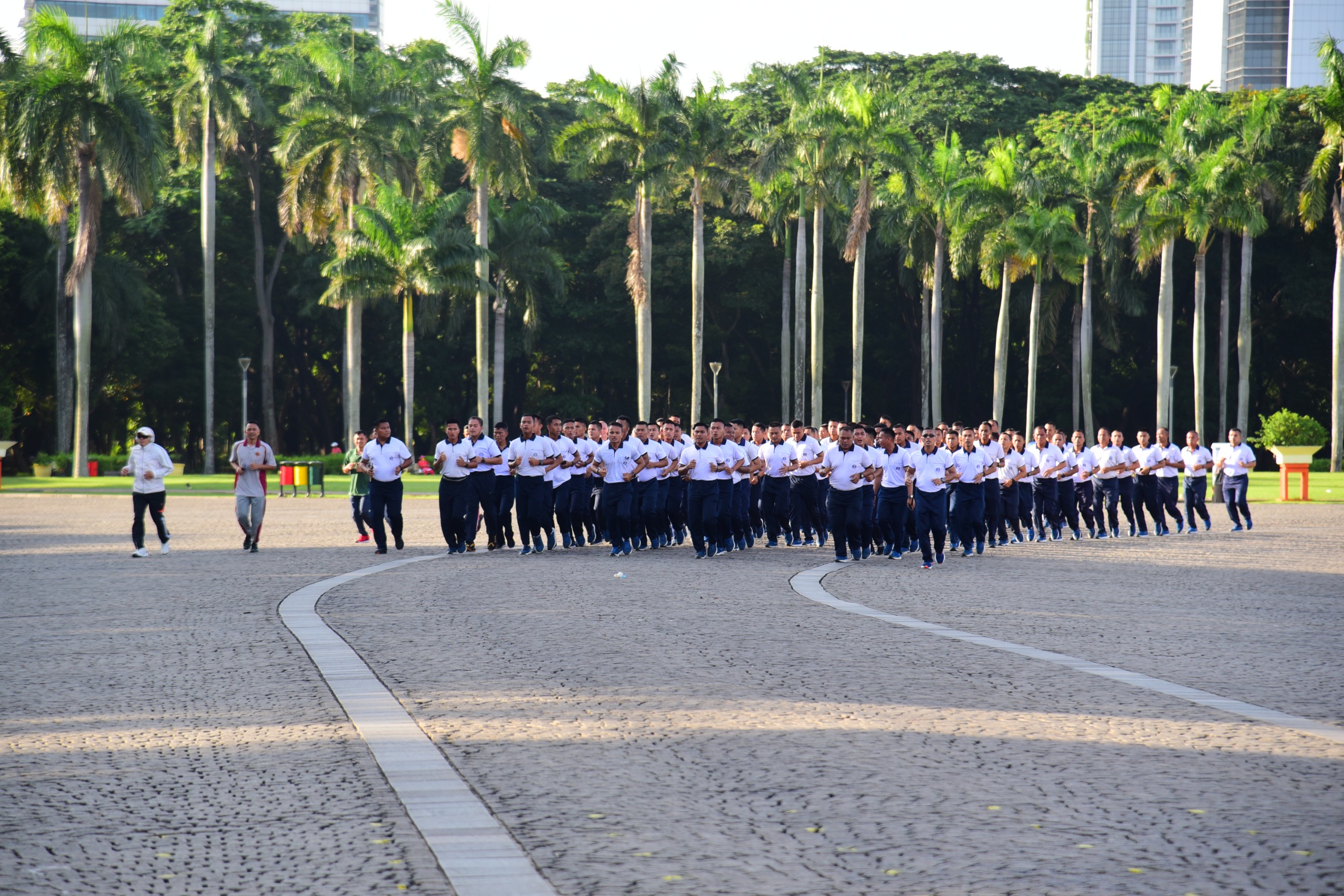 Wadan Komar Pimpin Prajurit Mako Kormar Olahraga Bersama di Monas