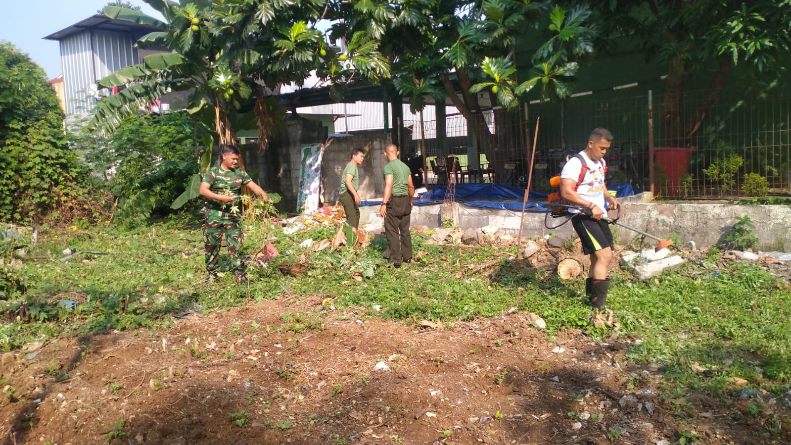 Koramil 04/Pulo Gadung Gelar Karya Bhakti, Bersihkan Lahan Kosong untuk Manfaat Produktif