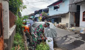 Koramil 02/Matraman Gelar Karya Bhakti Antisipasi Banjir di Kebon Manggis