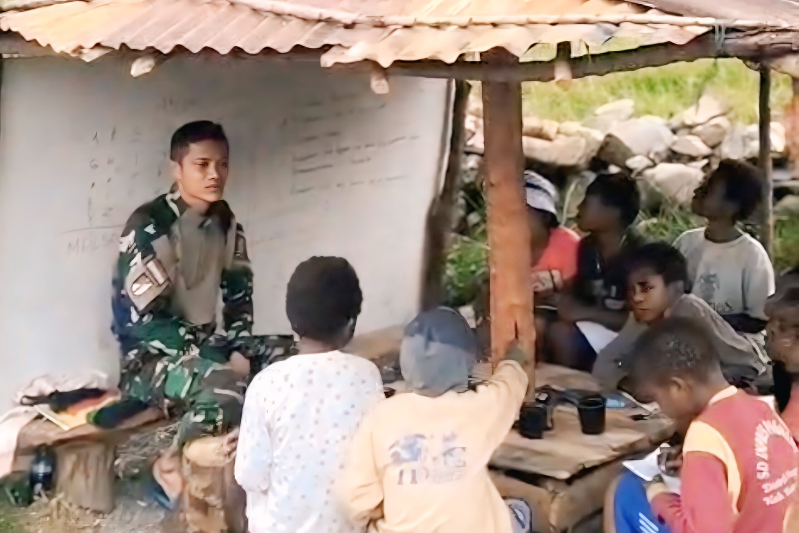 Satgas Yonif 112 Dharmajaya Beri Peluang Pendidikan bagi Anak-Anak Korban Kerusuhan di Kotabaru