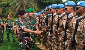 Kepala Staf Angkatan Darat (Kasad) Jenderal TNI Maruli Simanjuntak, M.Sc., mendampingi Panglima TNI Jenderal TNI Agus Subiyanto melepas 1.090 personel Satuan Tugas (Satgas) Kontingen Garuda (KONGA)