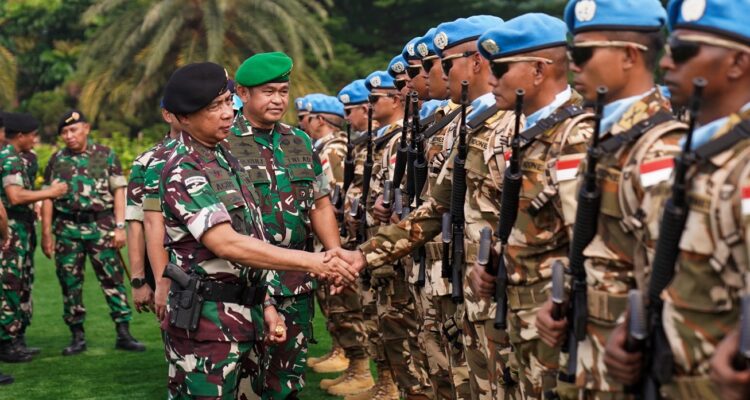 Kepala Staf Angkatan Darat (Kasad) Jenderal TNI Maruli Simanjuntak, M.Sc., mendampingi Panglima TNI Jenderal TNI Agus Subiyanto melepas 1.090 personel Satuan Tugas (Satgas) Kontingen Garuda (KONGA)