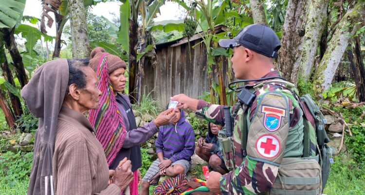 Satgas Yonif 641/Bru Laksanakan Komsos untuk Ciptakan Kebersamaan dengan Masyarakat Distrik Walesi