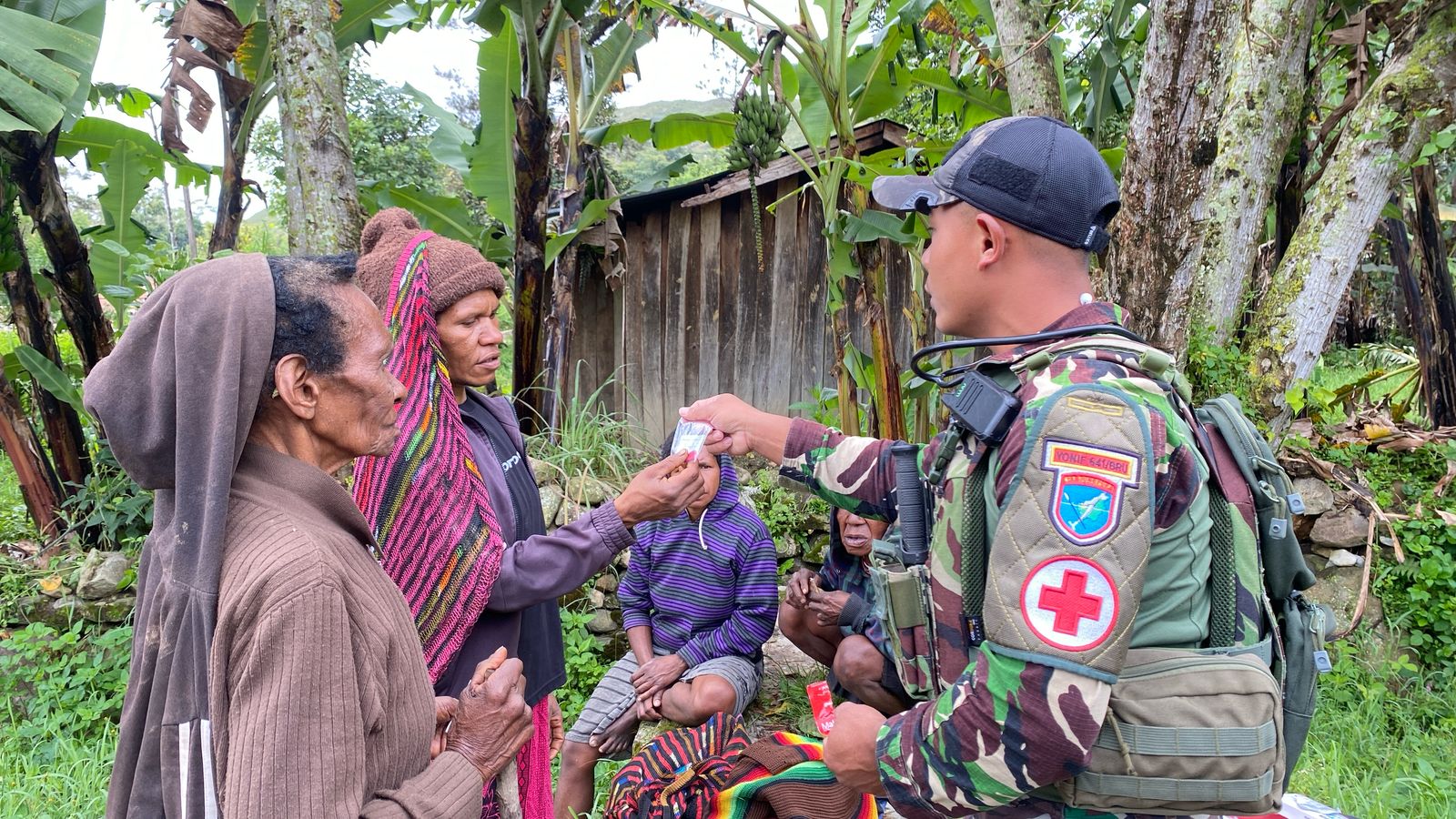 Satgas Yonif 641/Bru Laksanakan Komsos untuk Ciptakan Kebersamaan dengan Masyarakat Distrik Walesi