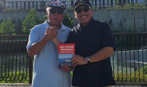 Mantan Kasal Laksamana TNI (Purn) Prof. Dr. Marsetio menyerahkan buku "Sea Power Indonesia" kapada Kepala Otorita IKN, Busuki Hadimuljono di IKN, Sabtu (19/7/2025). Foto: dialoguejakarta.com/RR