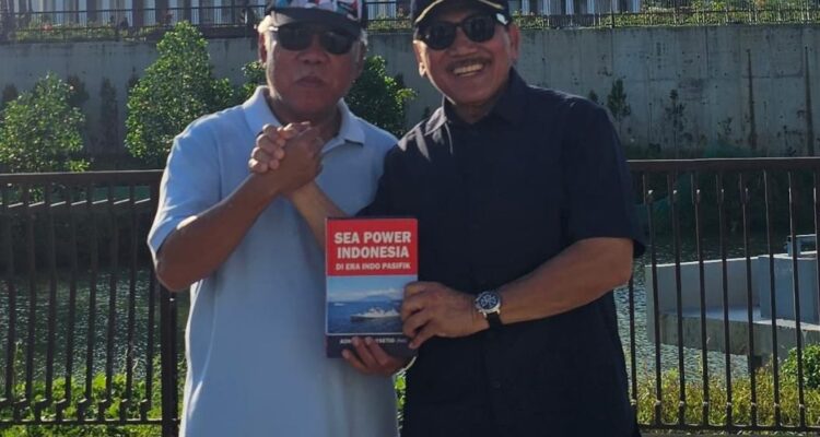 Mantan Kasal Laksamana TNI (Purn) Prof. Dr. Marsetio menyerahkan buku "Sea Power Indonesia" kapada Kepala Otorita IKN, Busuki Hadimuljono di IKN, Sabtu (19/7/2025). Foto: dialoguejakarta.com/RR