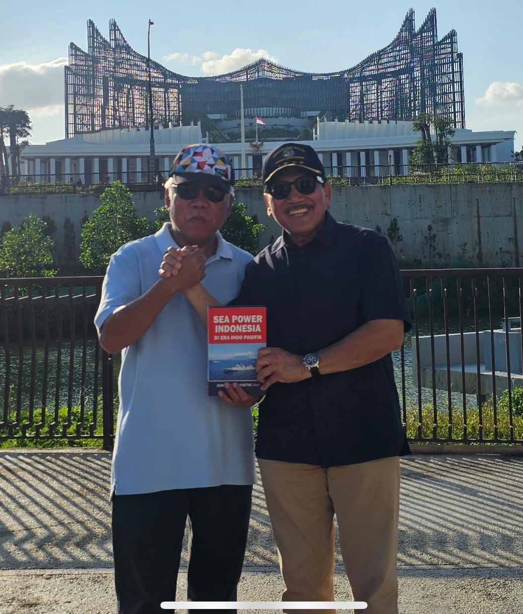 Mantan Kasal Laksamana TNI (Purn) Prof. Dr. Marsetio menyerahkan buku "Sea Power Indonesia" kapada Kepala Otorita IKN, Busuki Hadimuljono di IKN, Sabtu (19/7/2025). Foto: dialoguejakarta.com/RR