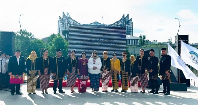 Ketua Umum Pinkan Indonesia, Ny. Penny Iriana Marsetio (tengah) bersama para pengurus DPC Pingkan Balikpapan pada pelantikan pengurus DPC Pinkan Balikpapan di IKN, Sabtu (19/7/2025). Foto: Dialoguejakarta.com/IS