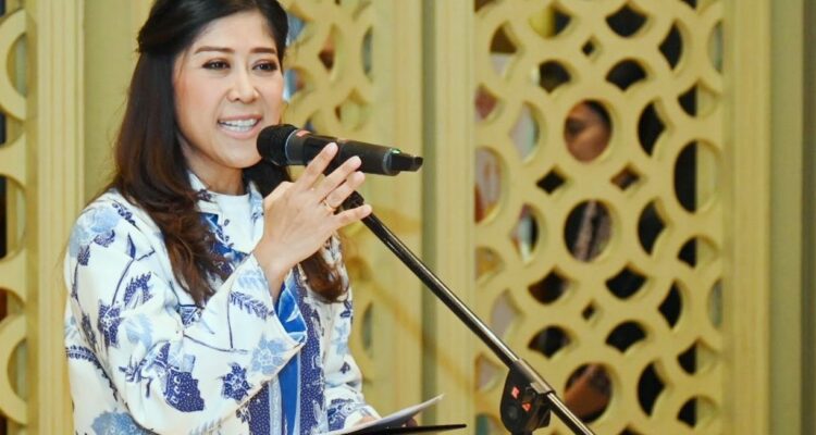 Menteri Komunikasi dan Digital RI, Meutya Hafid ketika menyampaikan sambutan, pada penyerahan penghargaan kepada Kota/Kabupaten yang berhasil melaksanakan program Smart City, Selasa (26/8/2025), di Yogyakarta. Foto: dialoguejakarta.com/Wien/Ist