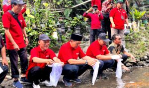 Wali Kota Yogyakarta, Hasto Wardoyo (kedua kanan) bersama masyarakat, melepas ikan di Sungai Code, Selasa (26/8/2025) di kampung Wisata Code, Jetis, Yogyakarta. Foto: dialoguejakarta.com/Wien/Ist Wali Kota Yogyakarta, Hasto Wardoyo (kedua kanan) bersama masyarakat, melepas ikan di Sungai Code, Selasa (26/8/2025) di kampung Wisata Code, Jetis, Yogyakarta. Foto: dialoguejakarta.com/Wien/Ist