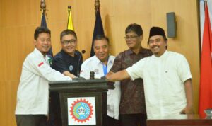 Dinsosnakertrans Kota Yogyakarta, Maryustion Tonang (kedua kanan) bersama pengurus DPC SPSI Kota Yogyakarta sepakat bersinergi menciptakan Hubungan Industrial Sehat, Senin (1/9/2025), di aula DPD RI, Jalan Muja Muju No. 133, Yogyakarta. (Foto: dialoguejakarta.com/Wien/Ist) Kepala Dinsosnakertrans Kota Yogyakarta, Maryustion Tonang (kedua kanan) bersama pengurus DPC SPSI Kota Yogyakarta sepakat bersinergi menciptakan Hubungan Industrial Sehat, Senin (1/9/2025), di aula DPD RI, Jalan Muja Muju No. 133, Yogyakarta. (Foto: dialoguejakarta.com/Wien/Ist)