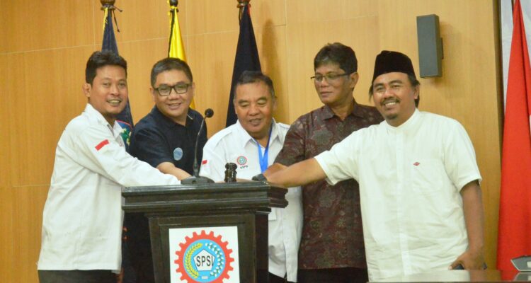 Kepala Dinsosnakertrans Kota Yogyakarta, Maryustion Tonang (kedua kanan) bersama pengurus DPC SPSI Kota Yogyakarta sepakat bersinergi menciptakan Hubungan Industrial Sehat, Senin (1/9/2025), di aula DPD RI, Jalan Muja Muju No. 133, Yogyakarta. (Foto: dialoguejakarta.com/Wien/Ist)