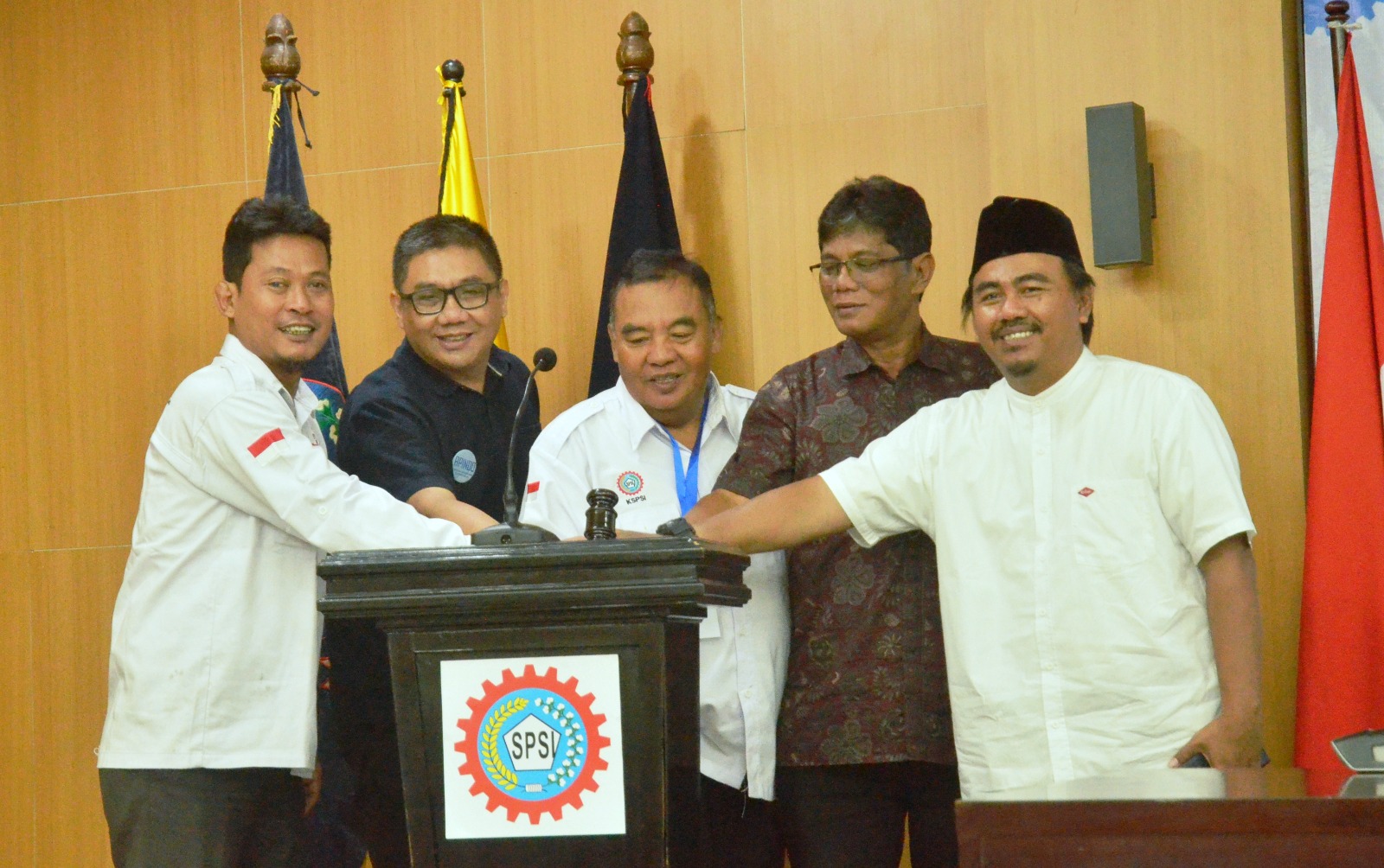 Kepala Dinsosnakertrans Kota Yogyakarta, Maryustion Tonang (kedua kanan) bersama pengurus DPC SPSI Kota Yogyakarta sepakat bersinergi menciptakan Hubungan Industrial Sehat, Senin (1/9/2025), di aula DPD RI, Jalan Muja Muju No. 133, Yogyakarta. (Foto: dialoguejakarta.com/Wien/Ist)