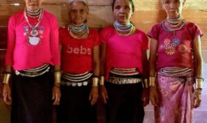 Perempuan suku Dayak Bidayuh di Kalimantan Barat yang masih menggunakan tradisi Bahtuk. Foto: dialoguejakarta.com/M. Adi Saputra. Perempuan suku Dayak Bidayuh di Kalimantan Barat yang masih menggunakan tradisi Bahtuk. Foto: dialoguejakarta.com/M. Adi Saputra.