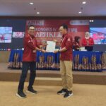 Prof. Dr. Rajab Ritonga, menyerahkan laporan pertanggungjawaban Pengurus APJIKI Periode 2023-2026 kepada Pimpinan Sidang Kongres IV APJIKI, Dr. Edy Prihantoro. Foto; dialoguejakarta.com/RR