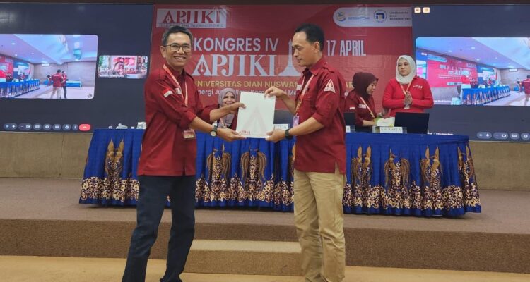 Prof. Dr. Rajab Ritonga, menyerahkan laporan pertanggungjawaban Pengurus APJIKI Periode 2023-2026 kepada Pimpinan Sidang Kongres IV APJIKI, Dr. Edy Prihantoro. Foto; dialoguejakarta.com/RR