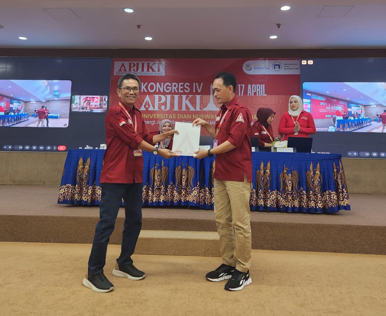Prof. Dr. Rajab Ritonga, menyerahkan laporan pertanggungjawaban Pengurus APJIKI Periode 2023-2026 kepada Pimpinan Sidang Kongres IV APJIKI, Dr. Edy Prihantoro. Foto; dialoguejakarta.com/RR