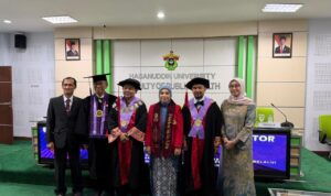 Dr. Nanda Masraini Daulay bersama Promotor, kopromotor dan penguji setelah dinyatakan lulus cumlaude sebagai doktor kesehatan masyarakat Unhas. Foto dialoguejakarta.com/Haresti