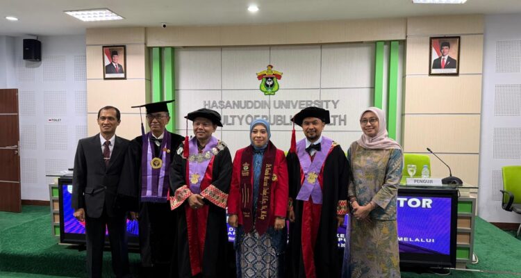 Dr. Nanda Masraini Daulay bersama Promotor, kopromotor dan penguji setelah dinyatakan lulus cumlaude sebagai doktor kesehatan masyarakat Unhas. Foto dialoguejakarta.com/Haresti