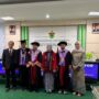 Dr. Nanda Masraini Daulay bersama Promotor, kopromotor dan penguji setelah dinyatakan lulus cumlaude sebagai doktor kesehatan masyarakat Unhas. Foto dialoguejakarta.com/Haresti